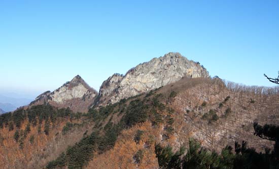 월악산 영봉! 눈앞에 있는 듯 하지만 뒤로 돌아 사다리 같은 계단을 올라가려면 1시간  쯤은 더 올라야 한다. 하기야 신령을 만날 수 있는 영지에 오르는 것이 어찌 쉬울 수 있겠는가. 